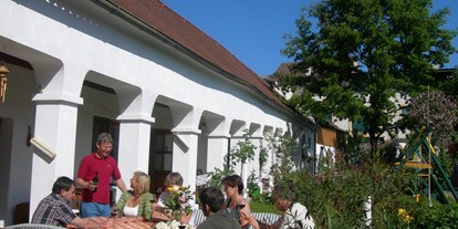 Pensionen - Frühstück: Frühstücksbuffet - Gnadendorf - gemütlicher ruhiger Arkadenhof zum Entspannen und Wein verkosten - Weingut Bohrn