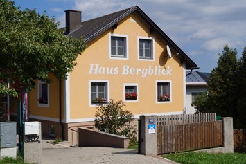 Frühstückspension: Hausansicht am Ortsrand  - Haus Bergblick