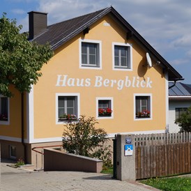 Frühstückspension: Hausansicht am Ortsrand  - Haus Bergblick