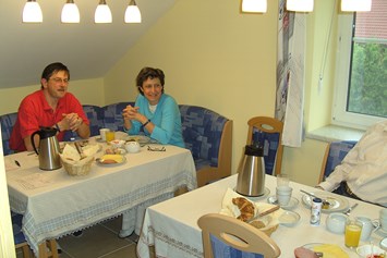 Frühstückspension: familiär und gesellig bis ruhig - 2 Tische im Frühstücksraum - Haus Bergblick