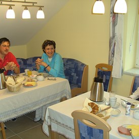 Frühstückspension: familiär und gesellig bis ruhig - 2 Tische im Frühstücksraum - Haus Bergblick