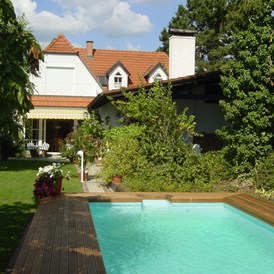 Frühstückspension: Garten mit Pool  - Gästehaus am Steindl