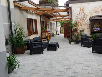Pensionen - Parkplatz: kostenlos bei der Pension - Mostviertel - Innenhof zum gemütlichen Verweilen. - Gästehaus Eder