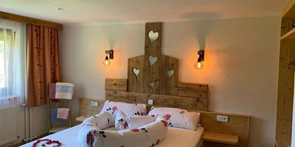 Pensionen - Serfaus - Ferienwohnung Oberbach  mit Blick auf die Berge für 2 Personen.  - SennHOF Lechtal