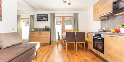 Pensionen - Parkplatz: kostenlos bei der Pension - Leogang - Appartement 2 - Wohn-/Essbereich, Küche - Apartments Salzburgerhof