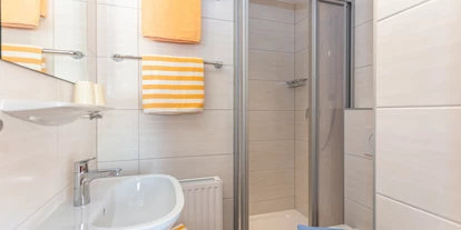 Pensionen - Parkplatz: kostenlos bei der Pension - Leogang - Appartement 2 - Badezimmer für Doppelzimmer - Apartments Salzburgerhof