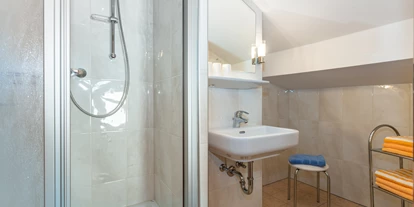 Pensionen - Parkplatz: kostenlos bei der Pension - Leogang - Appartement 3 - Badezimmer zu Dreibettzimmer - Apartments Salzburgerhof
