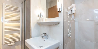Pensionen - Parkplatz: kostenlos bei der Pension - Leogang - Appartement 3 - Badezimmer zu Dreibettzimmer - Apartments Salzburgerhof