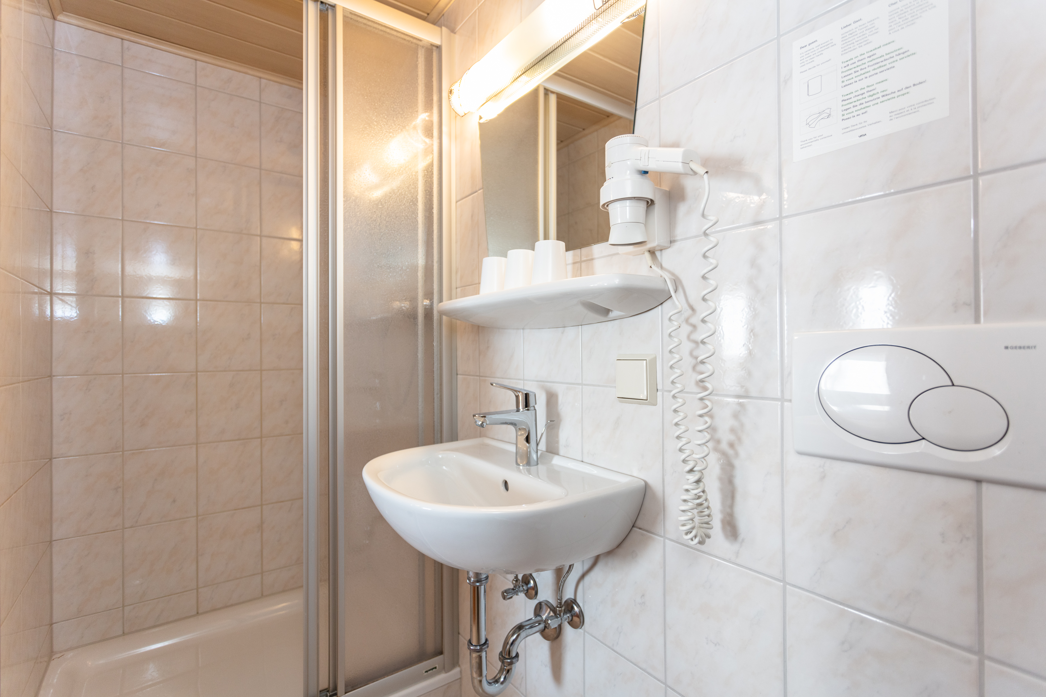 Frühstückspension: Appartement 3 - Badezimmer zu Dreibettzimmer - Apartments Salzburgerhof