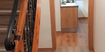 Pensionen - Parkplatz: kostenlos bei der Pension - Leogang - Appartment 3 - Treppe vom ersten Stock in die Mansarde. Die Treppe befindet sich im Apartment. - Apartments Salzburgerhof
