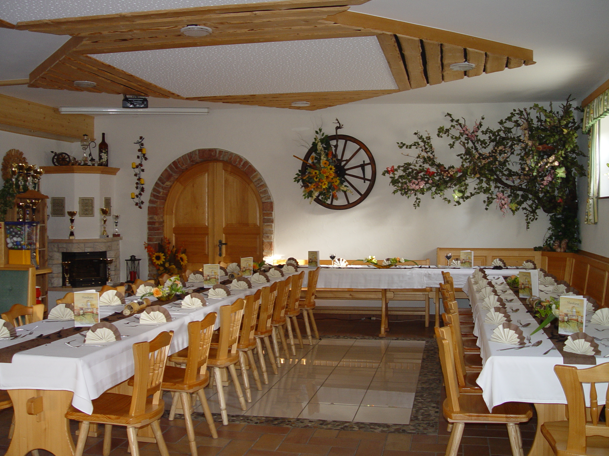 Pensionen - Restaurant - Wieselburg - Unsere Heurigen Stube bietet Platz für ca. 90 Personen. - Gasthof & Camping Krenn