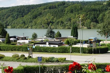 Frühstückspension: Balkonblick auf die Donau im Strudengau. - Gasthof & Camping Krenn