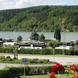 Frühstückspension: Balkonblick auf die Donau im Strudengau. - Gasthof & Camping Krenn