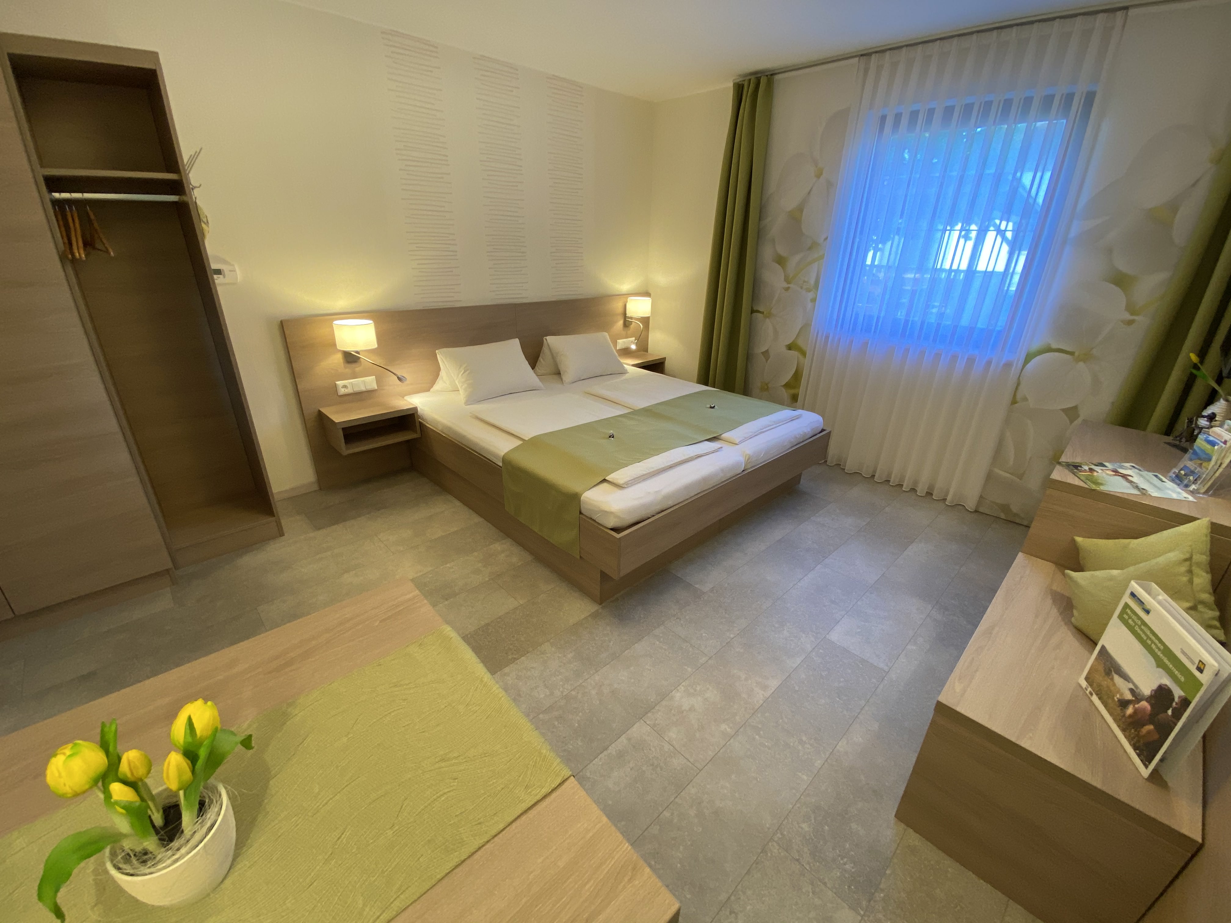 Pensionen - Aggsbach Markt - Apartment Frühling Schlafzimmer mit Essplatz und Schreibtisch - Privatzimmer & Ferienwohnungen Leeb