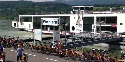 Pensionen - Parkplatz: kostenlos bei der Pension - Mostviertel - Die Donau-Anlegestelle in Pöchlarn. - Frühstückspension Haus Barbara