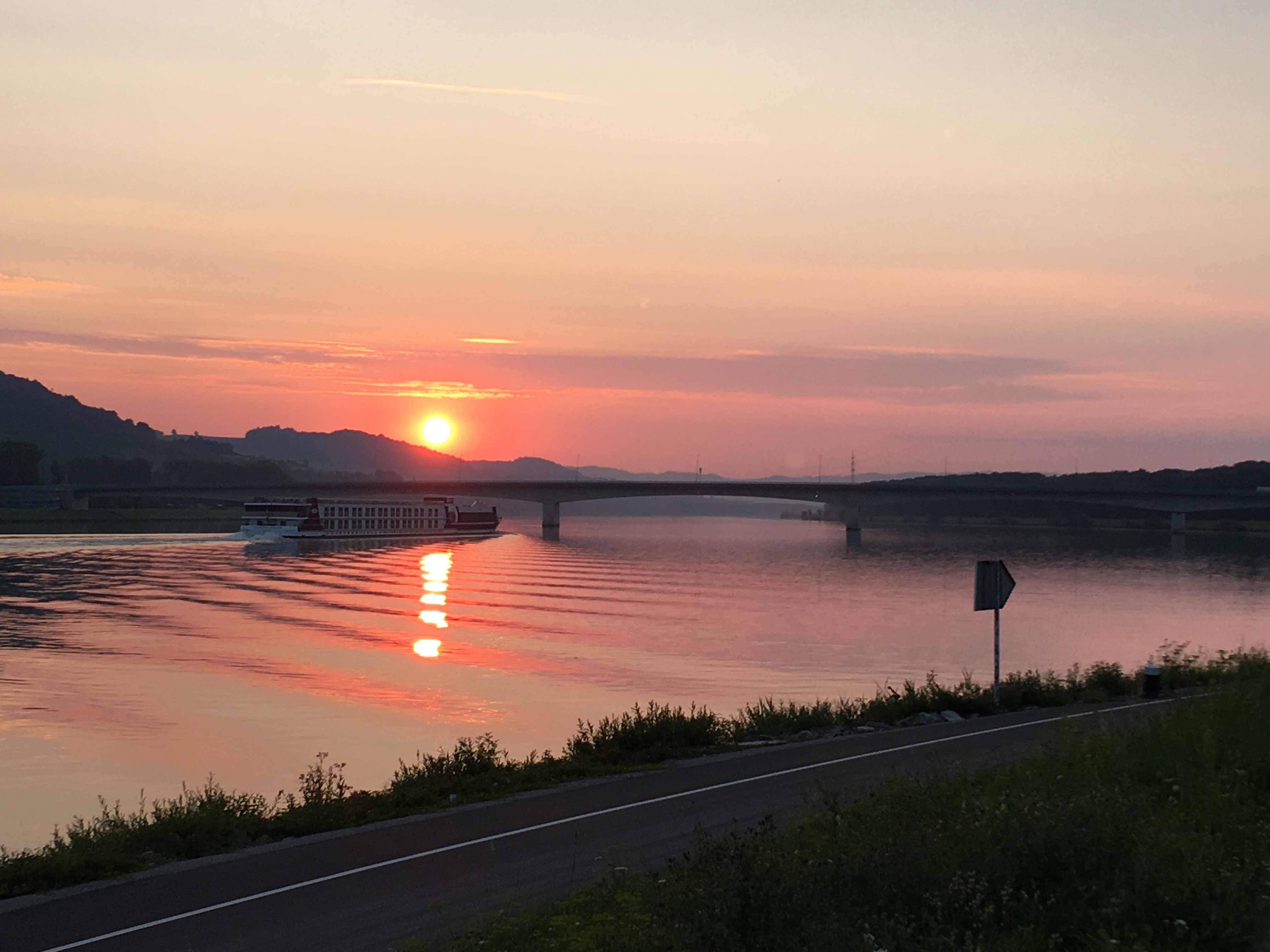 Frühstückspension: Sonnenaufgang an der Donau in Pöchlarn. - Frühstückspension Haus Barbara