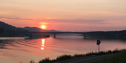 Pensionen - Parkplatz: kostenlos bei der Pension - Mostviertel - Sonnenaufgang an der Donau in Pöchlarn. - Frühstückspension Haus Barbara