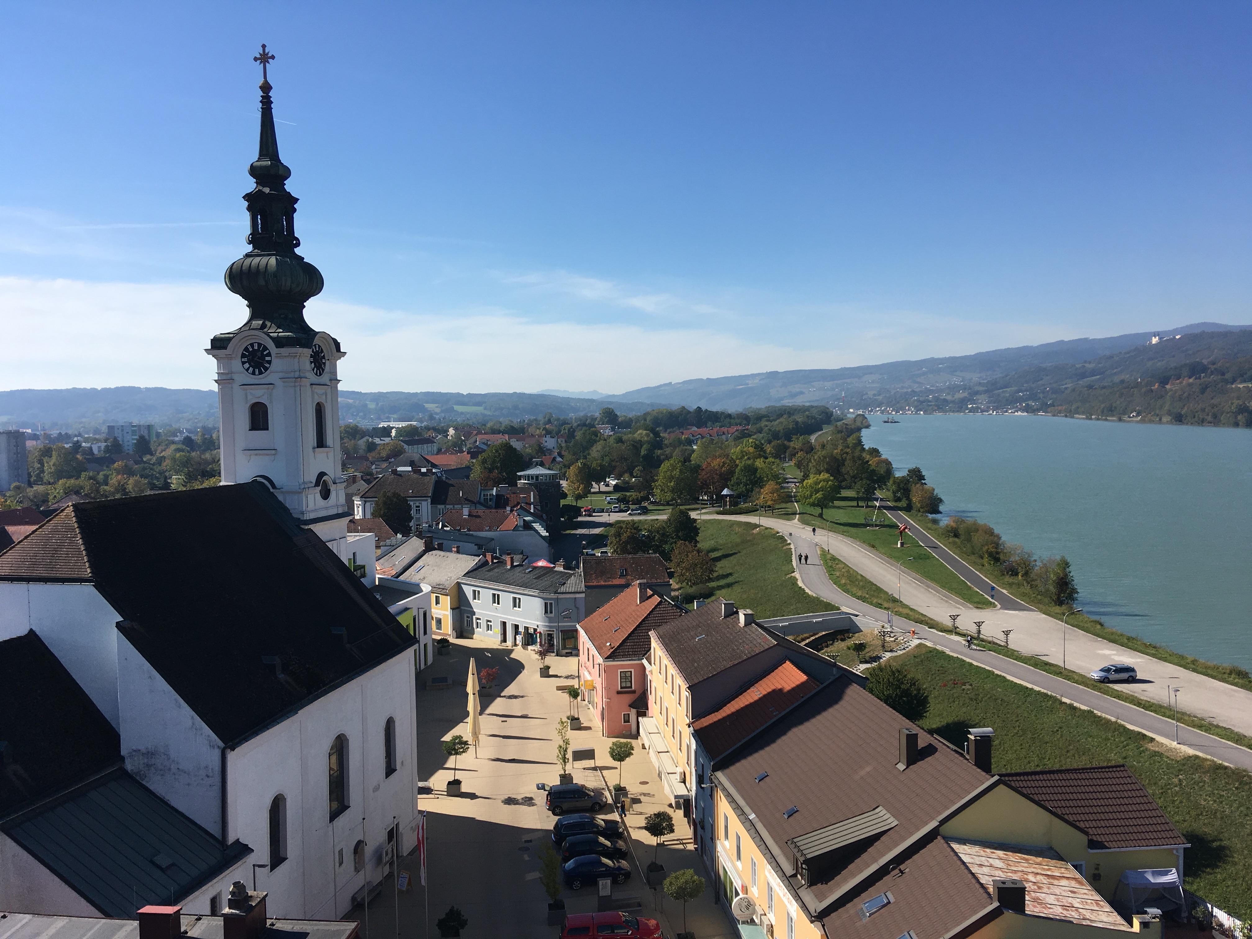 Frühstückspension: Blick gen Westen mit der Pöchlarner Kirche im Vordergrund. - Frühstückspension Haus Barbara