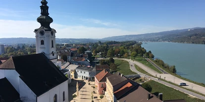 Pensionen - Parkplatz: kostenlos bei der Pension - Mostviertel - Blick gen Westen mit der Pöchlarner Kirche im Vordergrund. - Frühstückspension Haus Barbara