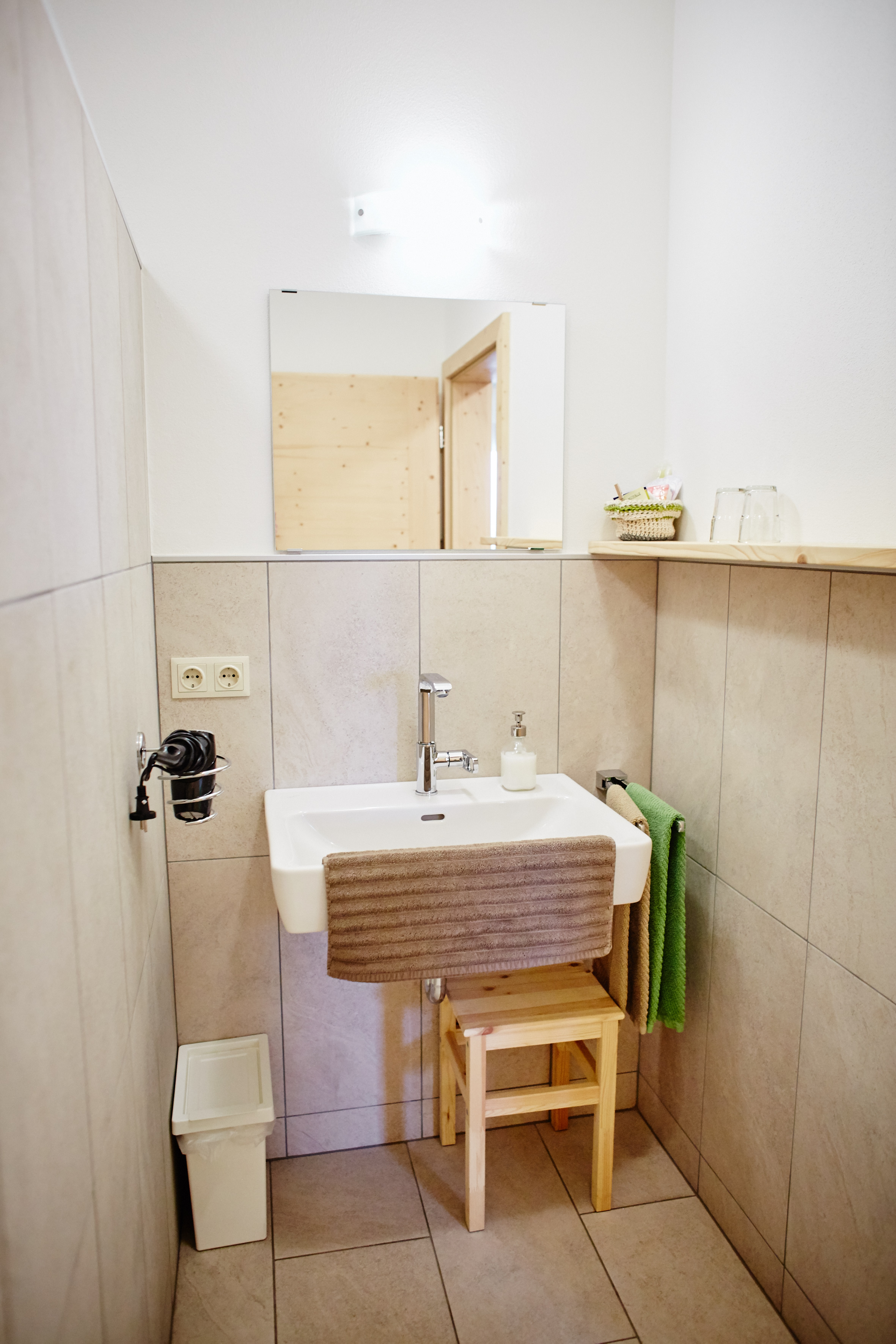 Frühstückspension: Bad mit Trennwand zur barrierefreien Dusche im Zimmer Heide und Thalland - Schmankerl und Gast Familie Heiderer