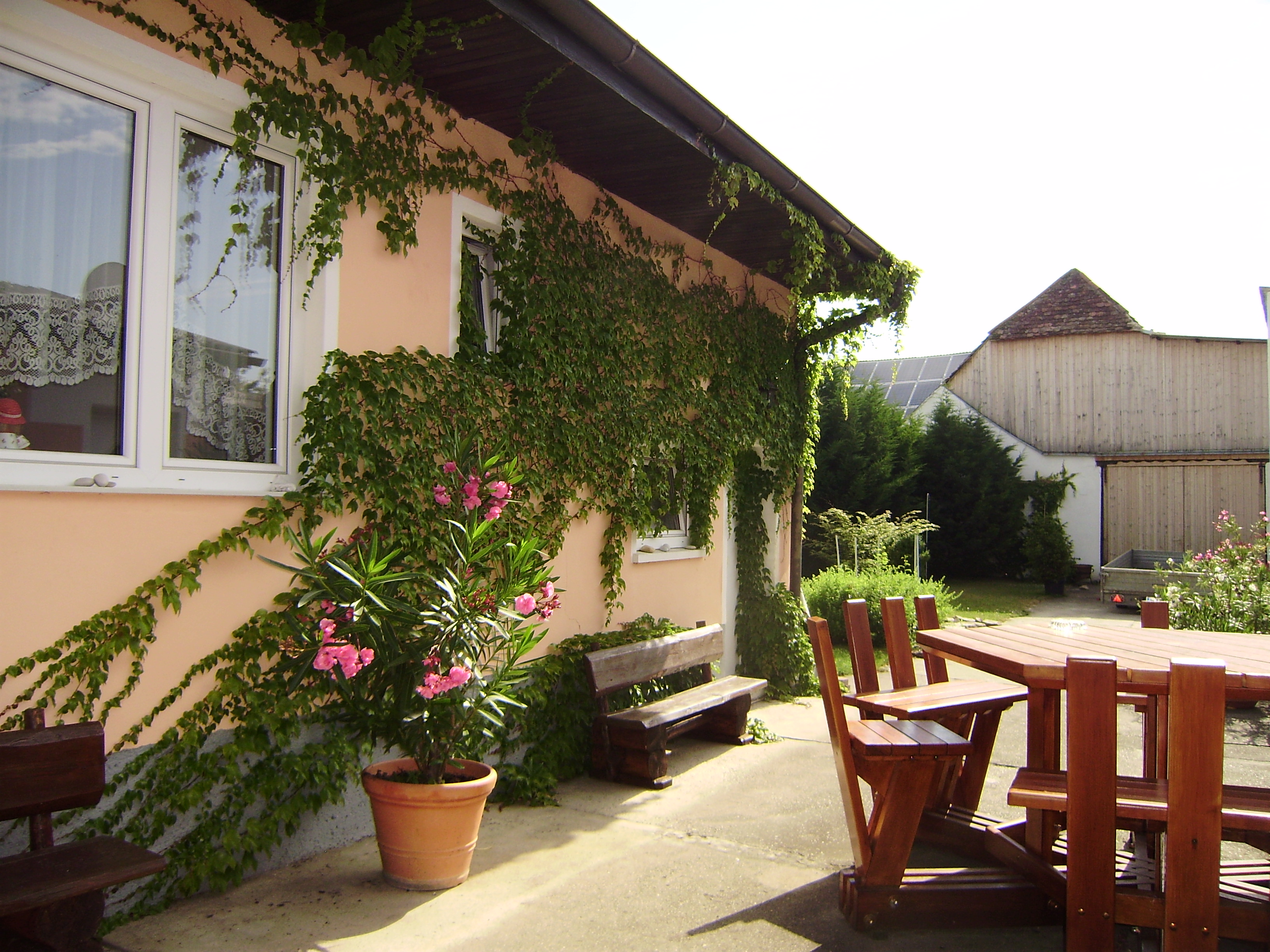 Pensionen - WLAN - Weinviertel - uneinsehbarer Innenhof mit genügend Sitzmöglichkeiten  - Gästehaus Maresi
