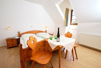 Frühstückspension: Doppelzimmer mit herrlichem Ausblick über die Weinberge in der Wachau - Gästezimmer am Weingut Gritsch