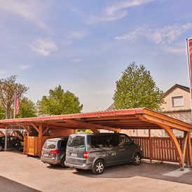 Frühstückspension: Carport - gratis Parkplätze - Gästehaus Aquilin