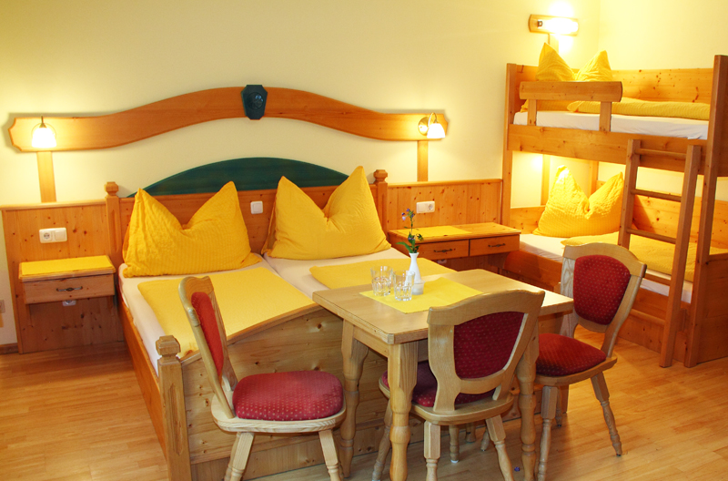 Pensionen - Garten - Mostviertel - Forellenhof Biobauernhof Familie Erber, Doppelbettzimmer Mehrbettzimmer mit DU/WC Vollholzmöbel vom Tischler - Forellenhof Familie Erber