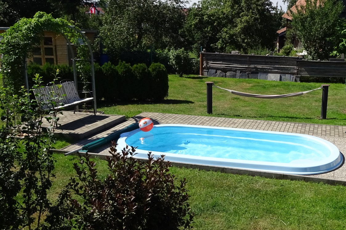 Frühstückspension: Garten mit Pool - Pension Eichhorn