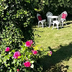 Frühstückspension: ein Sitzplatz im Garten - Genesungsort Landhaus Dammert