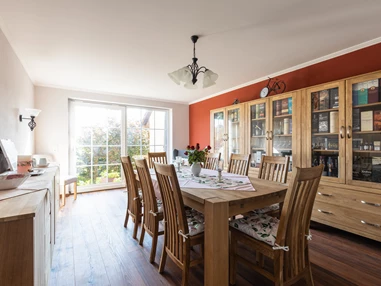 Frühstückspension: Aufenthaltsraum mit TV/ Musik/Spiele/Bücher/Getränke/
Essen/Ausgang zum Garten/Terrasse - Genesungsort Landhaus Dammert