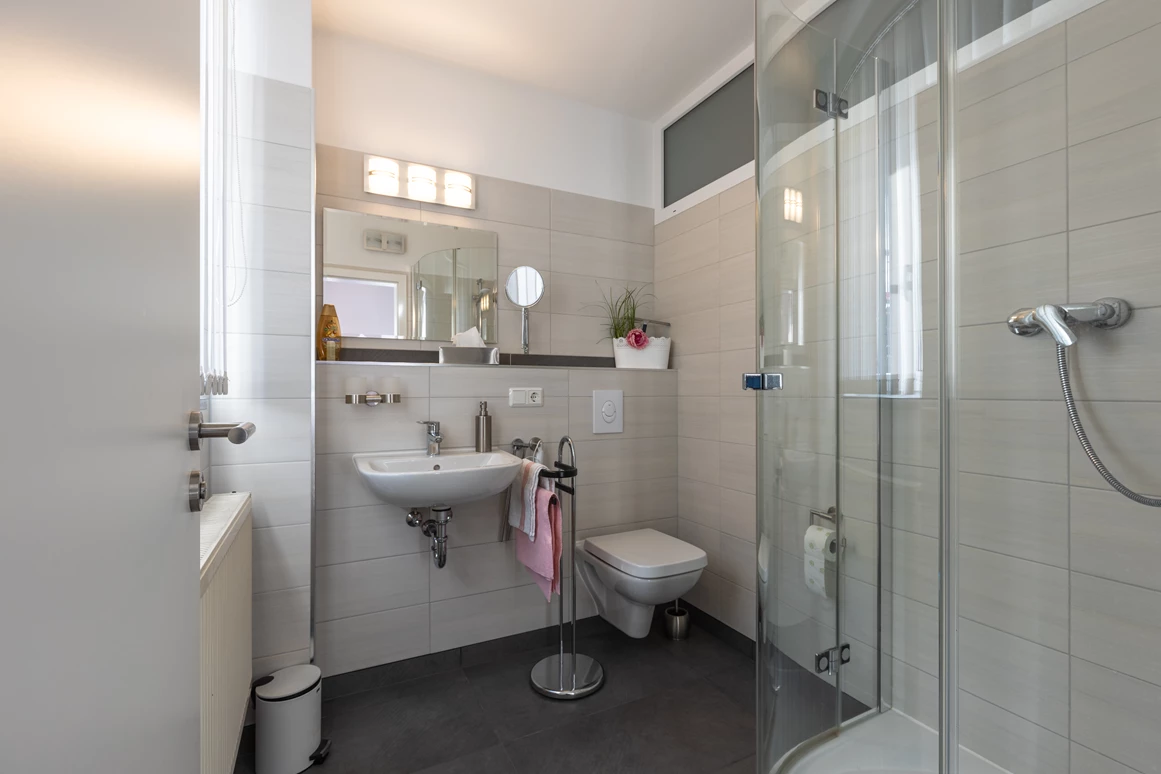 Frühstückspension: Dusche/WC Zimmer Gartenblick - Genesungsort Landhaus Dammert
