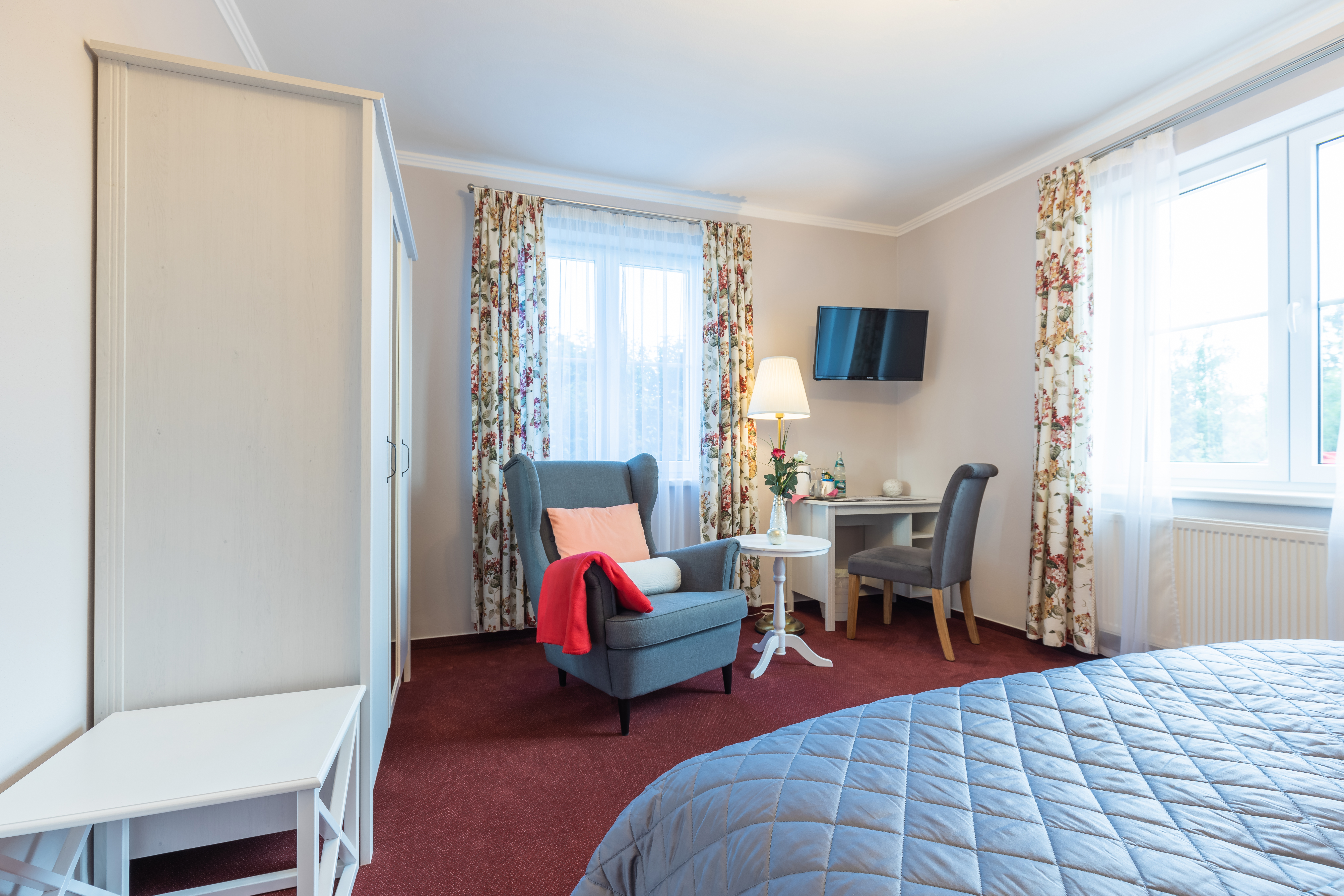 Frühstückspension: Schlafzimmer Apartment mit Schreibtisch, TV, Leseecke - Genesungsort Landhaus Dammert