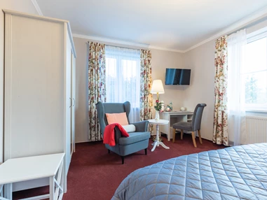 Frühstückspension: Schlafzimmer Apartment mit Schreibtisch, TV, Leseecke - Genesungsort Landhaus Dammert