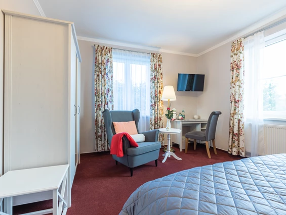 Frühstückspension: Schlafzimmer Apartment mit Schreibtisch, TV, Leseecke - Genesungsort Landhaus Dammert