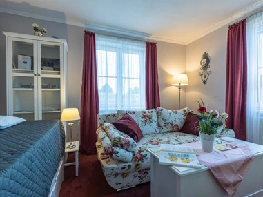 Frühstückspension: Wohnzimmer Apartment, TV, Schlafsofa und Einzelbett - Genesungsort Landhaus Dammert