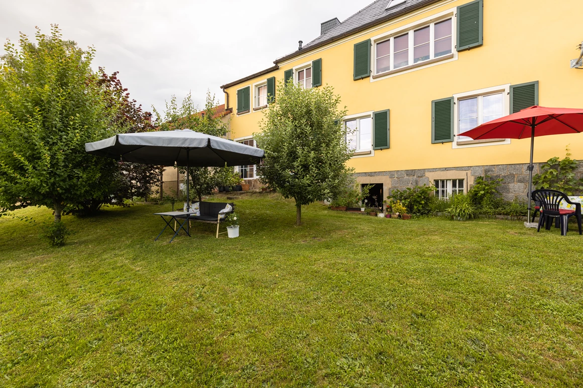 Frühstückspension: Sitzplätze im Garten - Genesungsort Landhaus Dammert