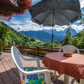 Frühstückspension: Große sonnige Terrasse für Frühstück im Freien oder zum gemütlichen Zusammensitzen - Haus Helga