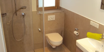 Pensionen - Kühlschrank - Bad Wiessee - Bäder ( in allen Zimmern und Fewo´s neu renoviert) - Gästehaus Fischer