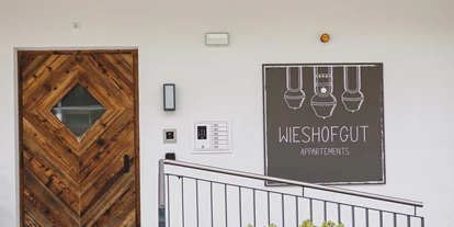 Pensionen - Parkplatz: kostenlos bei der Pension - Leogang - Eingang Wieshofgut Sommer  - Wieshofgut