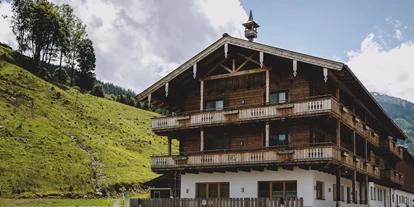 Pensionen - Parkplatz: kostenlos bei der Pension - Leogang - Außenansicht Wieshofgut mit anschließendem Stallgebäude Sommer  - Wieshofgut