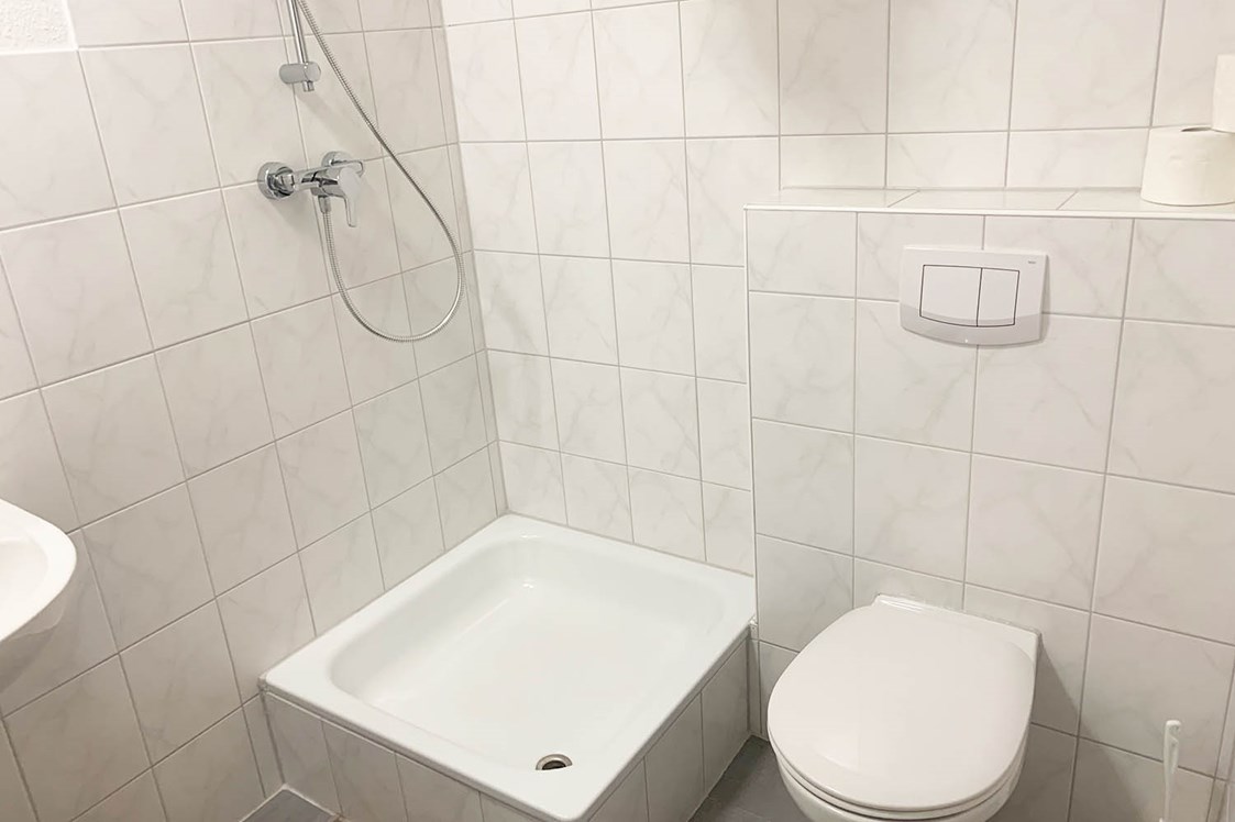 Frühstückspension: Private Badezimmer mit Dusche und WC - Pension in Emden