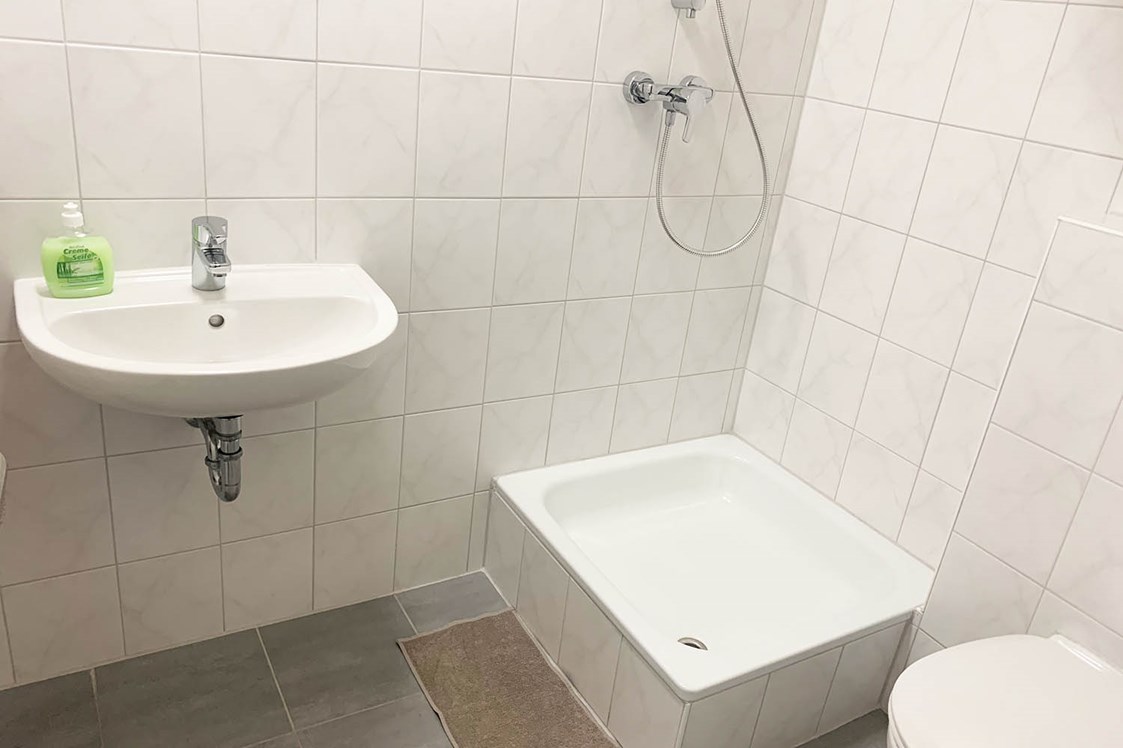 Frühstückspension: Private Badezimmer mit Dusche und WC - Pension in Emden