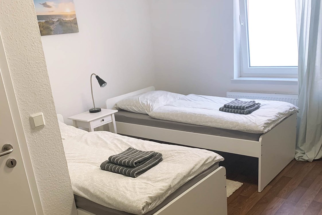 Frühstückspension: Doppelzimmer mit Einzelbetten, Handtücher und Bettwäsche, Nachttisch - Pension in Emden