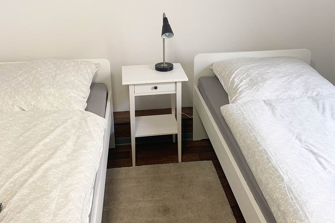 Frühstückspension: Doppelzimmer mit Einzelbetten, Handtücher und Bettwäsche, Nachttisch - Pension in Emden