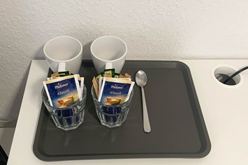 Frühstückspension: Tassen, Besteck, Tee, Kaffee - Pension in Emden