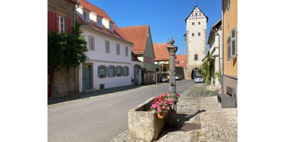 Pensionen - Restaurant - Blick auf unser B&B Main-Altstadthof in der Altstadt Mainbernheims - B&B Main Altstadthof