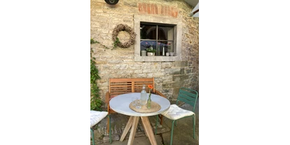 Pensionen - Restaurant - Sitzplatz im begrünten Innenhof - B&B Main Altstadthof