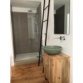 Frühstückspension: gemütliches Bad mit Regendusche in den Doppelzimmern - B&B Main Altstadthof