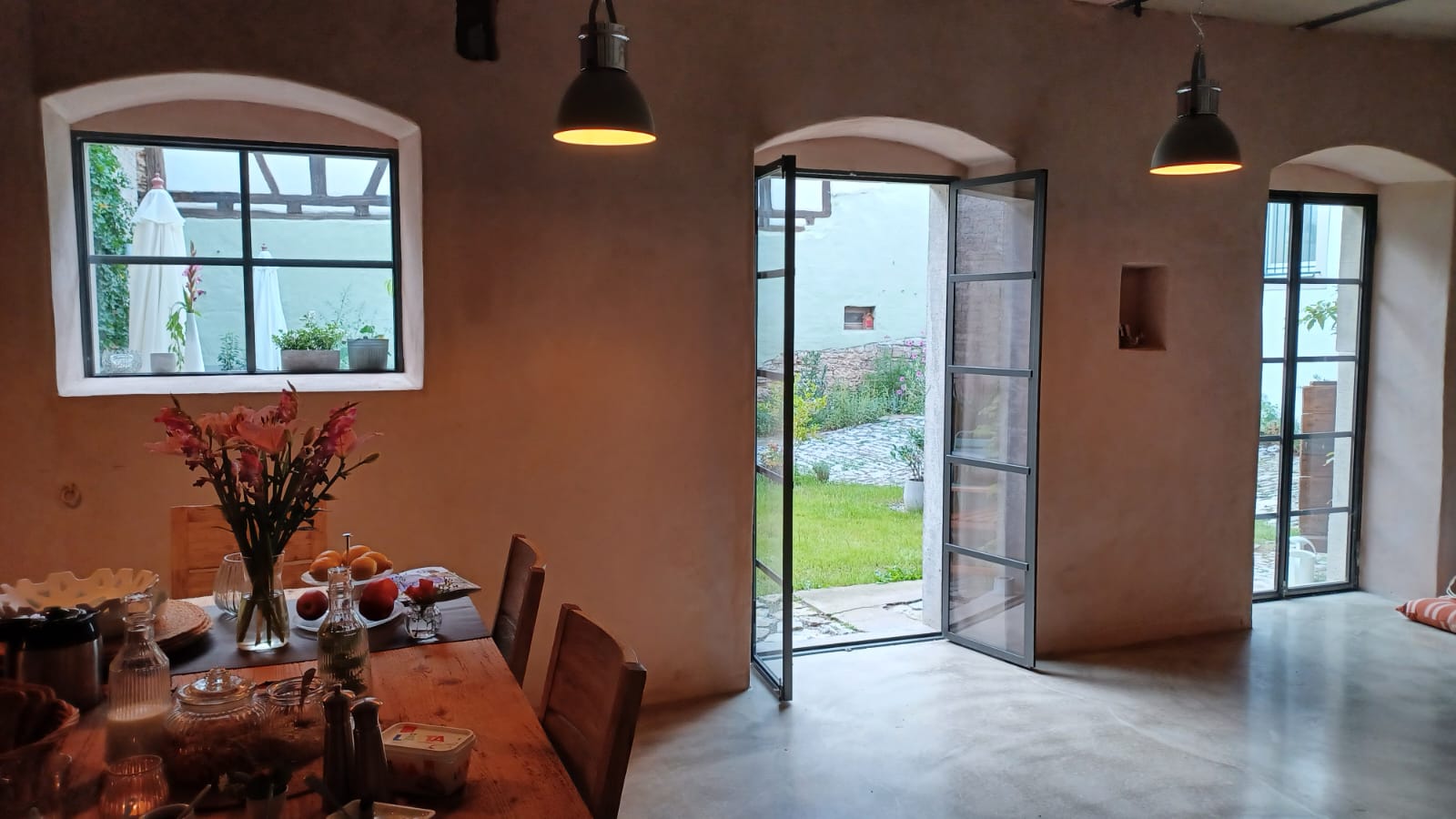 Frühstückspension: Frühstücks- und Aufenthaltsraum mit Blick in den Innenhof - B&B Main Altstadthof